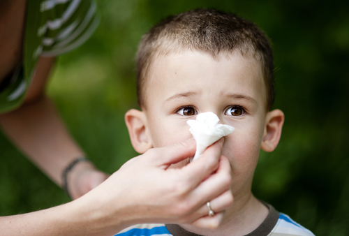 Barnfamiljer är värst utsatta och små barn kan drabbas av förkylning flera gånger per år. Foto: Shutterstock